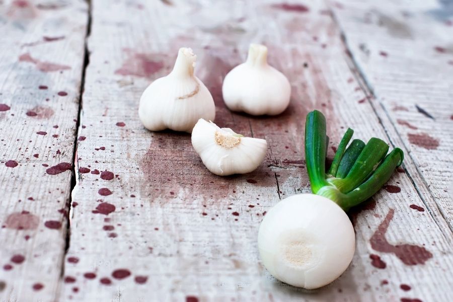 Ways-to-detox-your-body-Foods-to-detoxify-the-body-ONIONS-AND-GARLIC