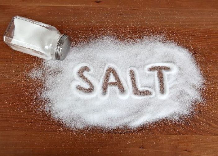 Natural-remedies-for-bad-breath-at-home:-Use-Salt