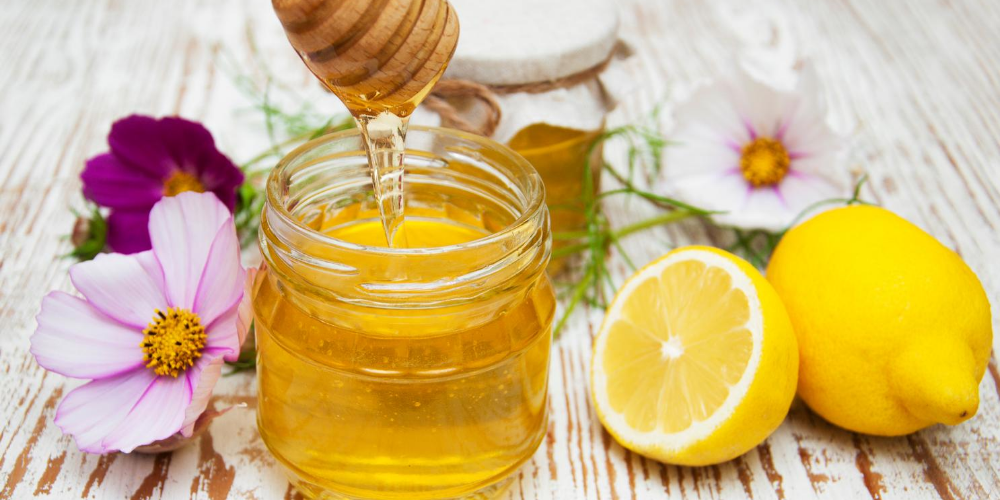Home-remedies-for-hoarseness:-Honey-and-fresh-lemon